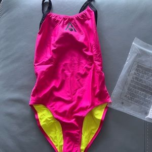 NWT AQUASPERE SWIM ESSENTIALS WIDE  BACK WOMENS SWIM SUIT